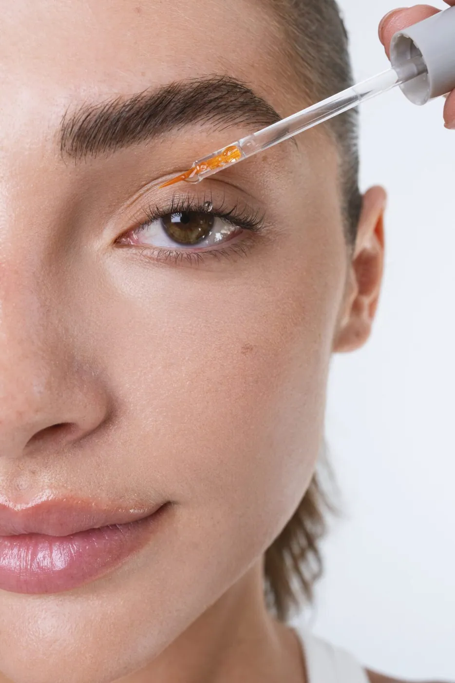 Applying Peptide Pro Lash Serum
